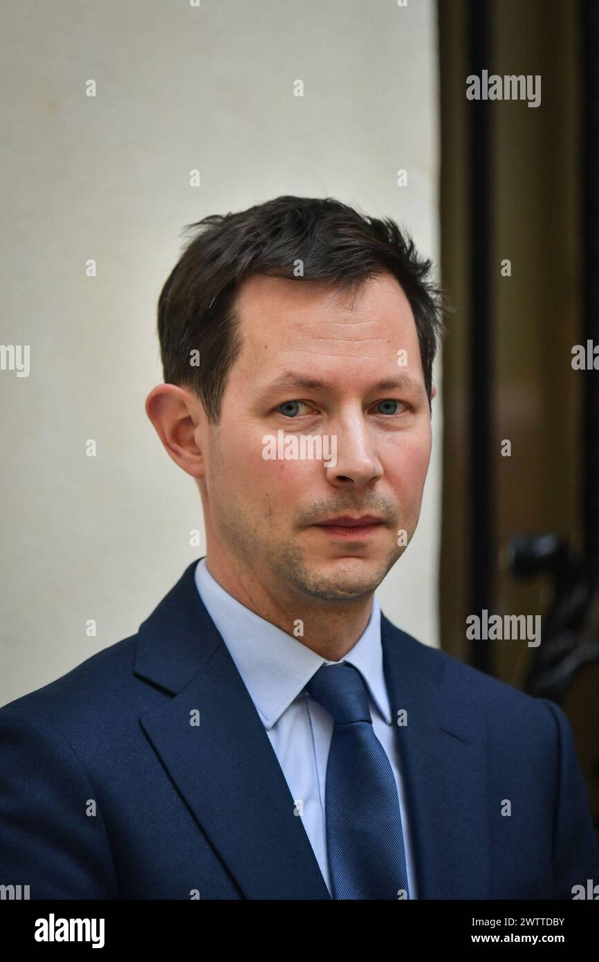 Paris, Frankreich. März 2024. Der französische Europaabgeordnete und Spitzenkandidat der Partei "Les Republicains" (LR) für die Europawahlen Francois-Xavier Bellamy blickt auf eine Pressekonferenz zu den Europawahlen am 19. März 2024 im Hauptquartier von Les Republicains in Paris, Frankreich. Foto: Firas Abdullah/ABACAPRESS.COM Credit: Abaca Press/Alamy Live News Stockfoto