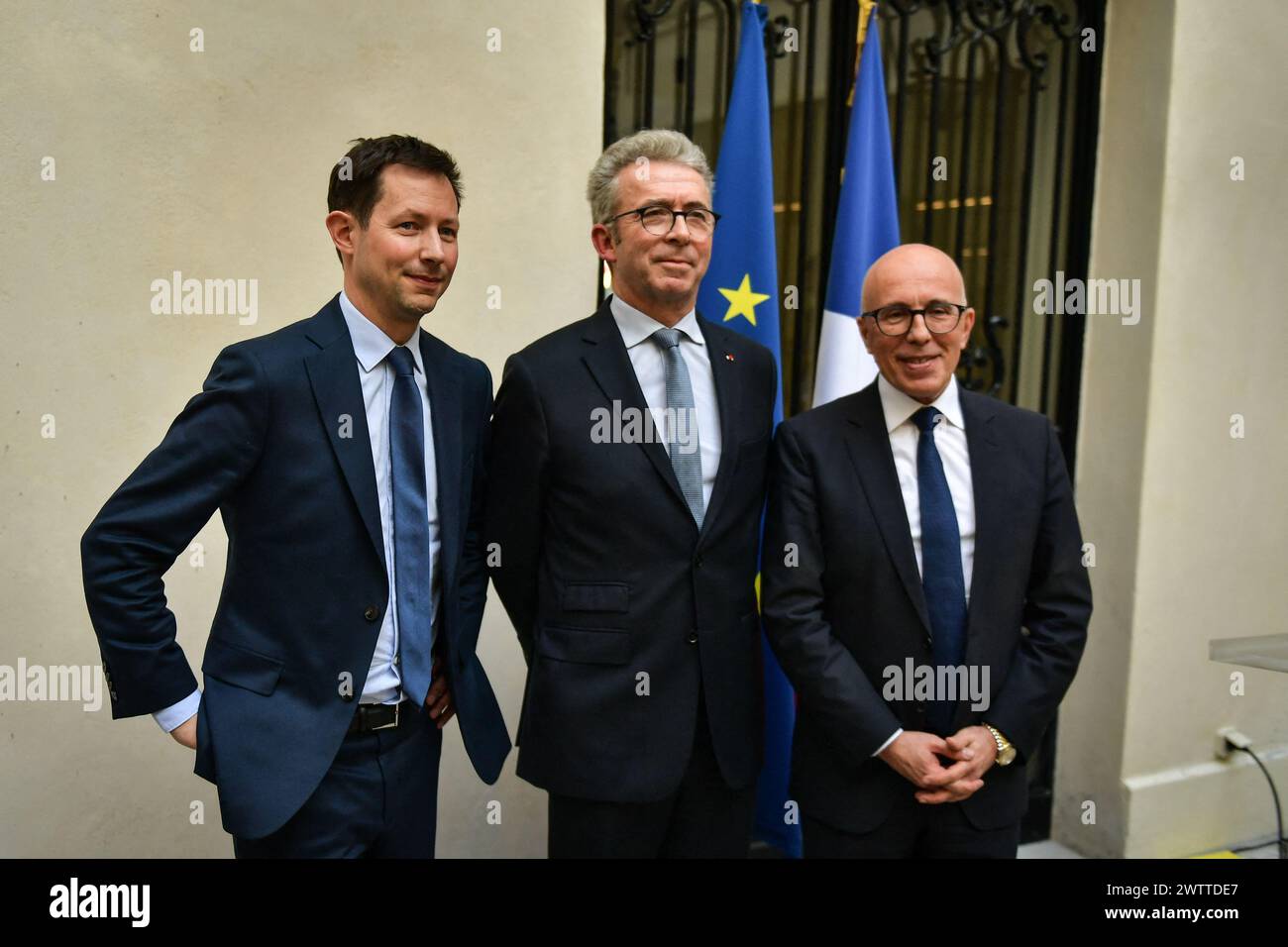 Paris, Frankreich. März 2024. Der französische Europaabgeordnete und Spitzenkandidat der Partei "Les Republicains" (LR) für die Europawahlen Francois-Xavier Bellamy (L) posiert neben dem französischen Kandidaten der Partei "Les Republicains" (LR) für die Europawahlen General Christophe Gomart (C) und dem französischen Parlamentsabgeordneten und Präsidenten der Partei Les Republicains (LR) Eric Ciotti eine Pressekonferenz zu den Europawahlen am 19. März 2024 im Hauptquartier von Les Republicains in Paris. Foto: Firas Abdullah/ABACAPRESS.COM Credit: Abaca Press/Alamy Live News Stockfoto