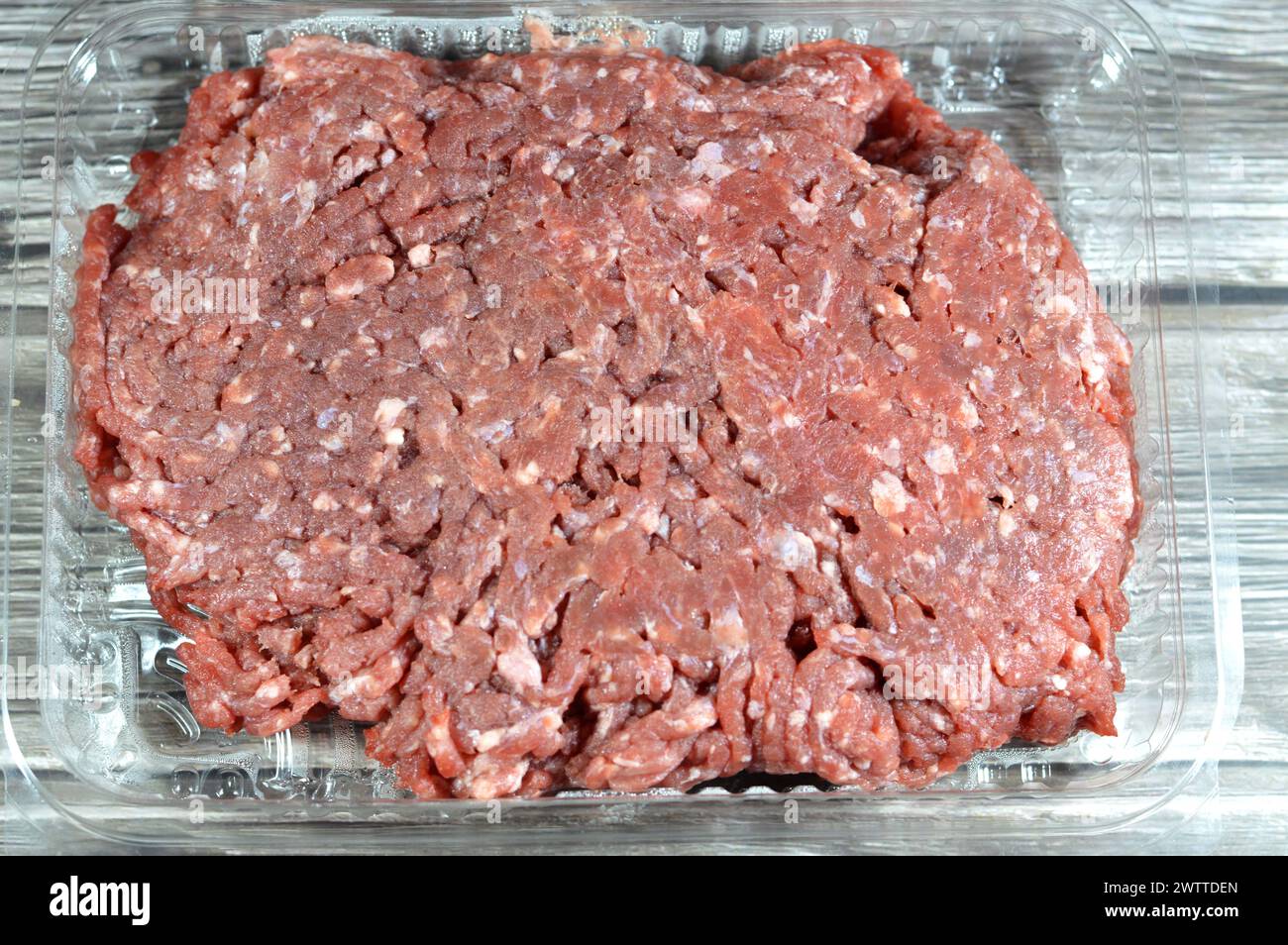 Hackfleisch oder Hackfleisch, Fleisch, das mit einem Messer, einem Fleischwolf, einer Hackmaschine oder einer Hackmaschine fein gehackt wird, wird in vielen Rezepten einschließlich Hamburger verwendet Stockfoto