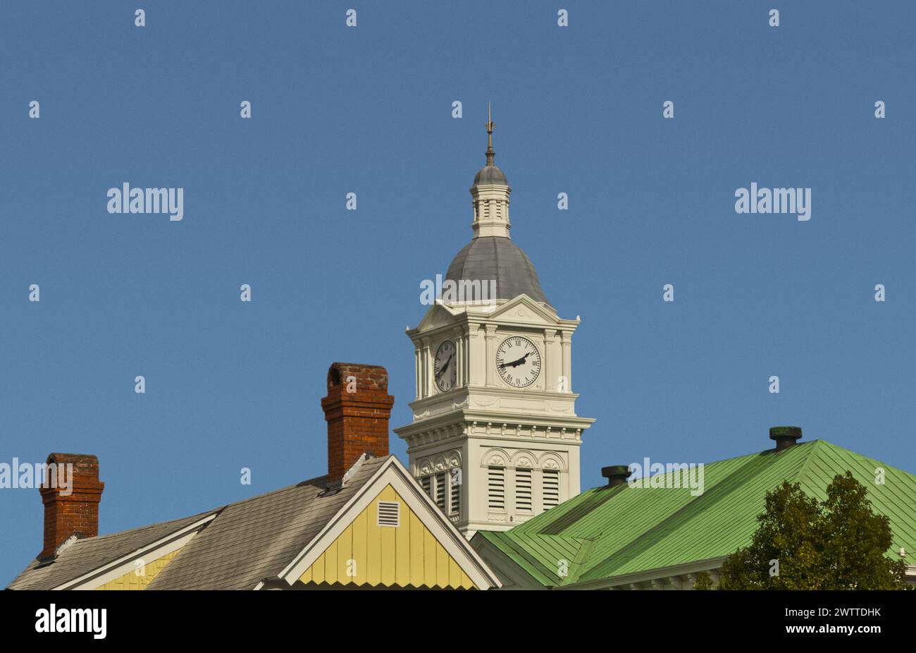 Der Uhrenturm auf dem Nassau County Courthouse wurde 1891 erbaut und ist das älteste Gerichtsgebäude in Dauerbetrieb - Fernandina Beach auf Amelia Island in Florida Stockfoto
