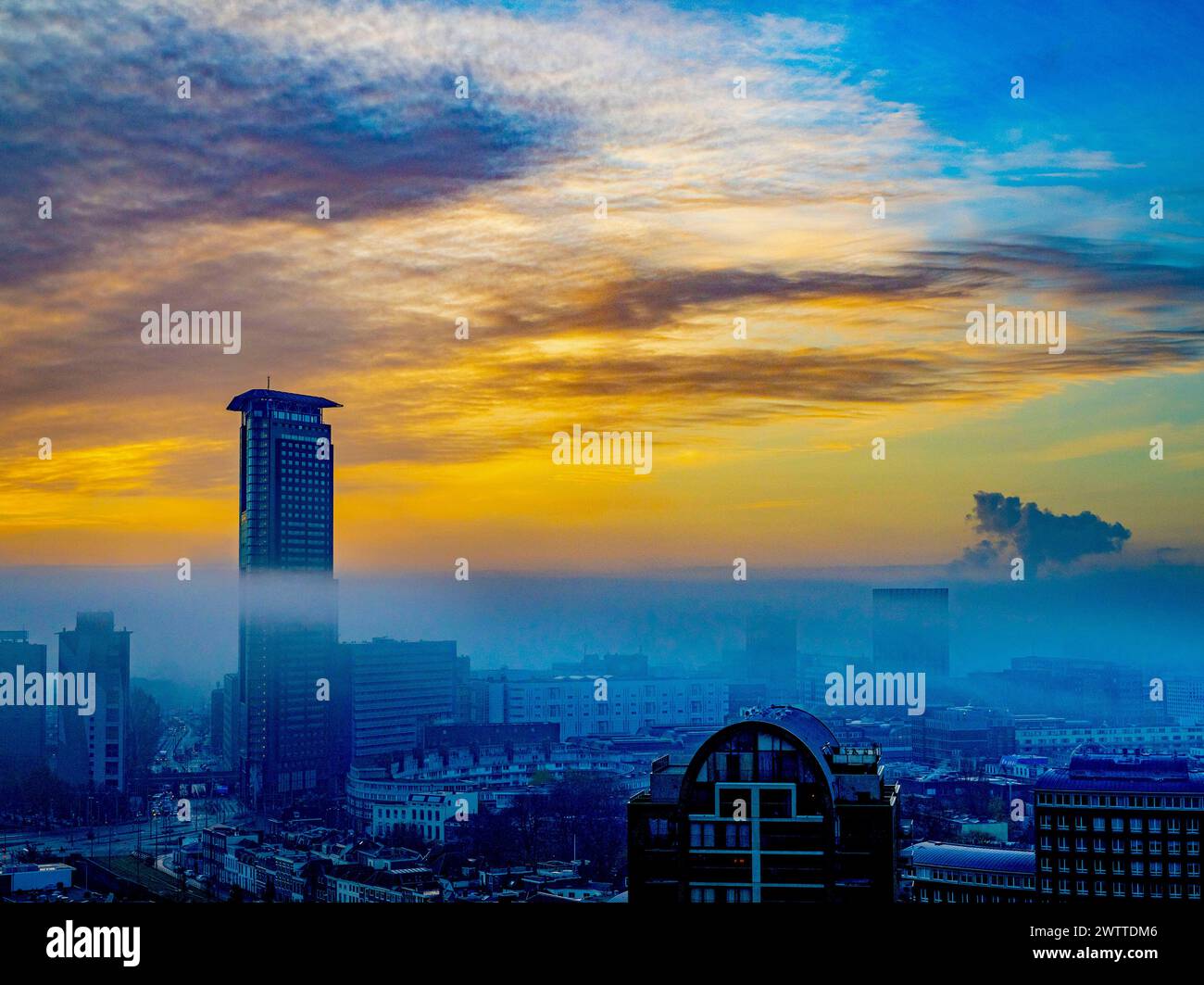 Stadtbild in der Abenddämmerung mit beleuchteter Skyline Stockfoto