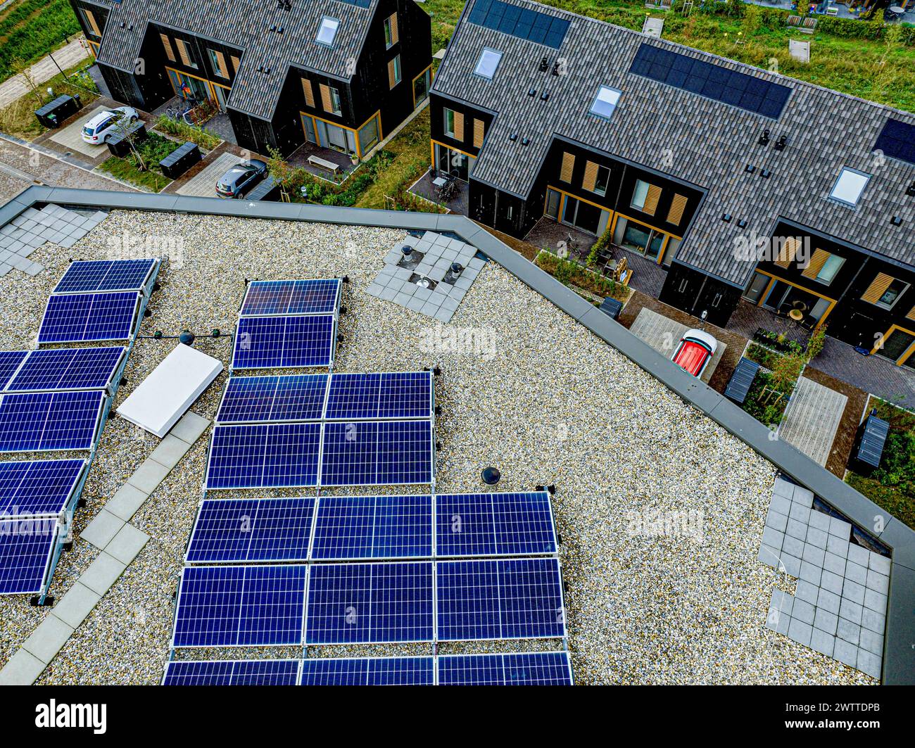 Eine nachhaltige Wohngemeinschaft mit Solarpaneelen auf Dächern Stockfoto