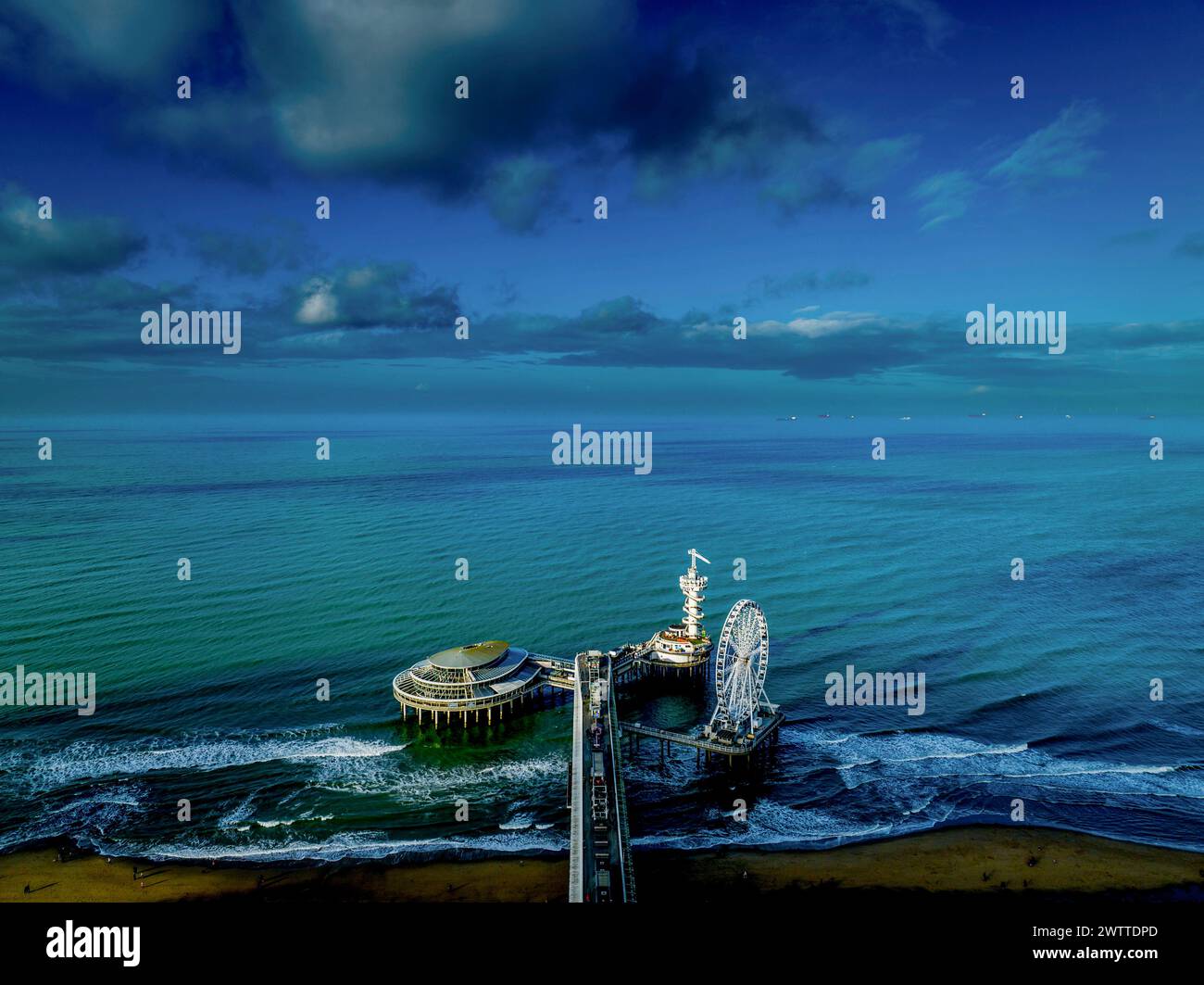 Ruhiger Pier am Meer unter einem dramatischen Himmel Stockfoto