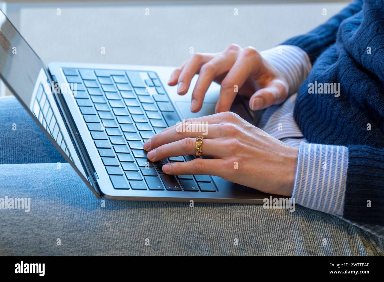 Nahaufnahme der Hände, die auf einer Laptop-Tastatur tippen Stockfoto