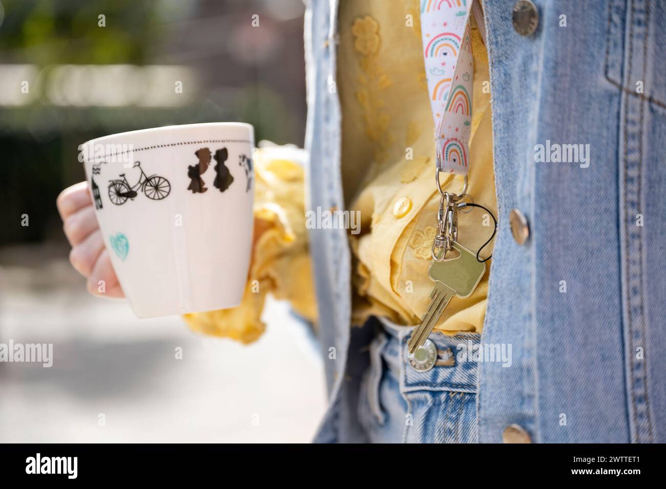 Lässiger, sonniger Tag mit einem Kaffee in der Hand Stockfoto