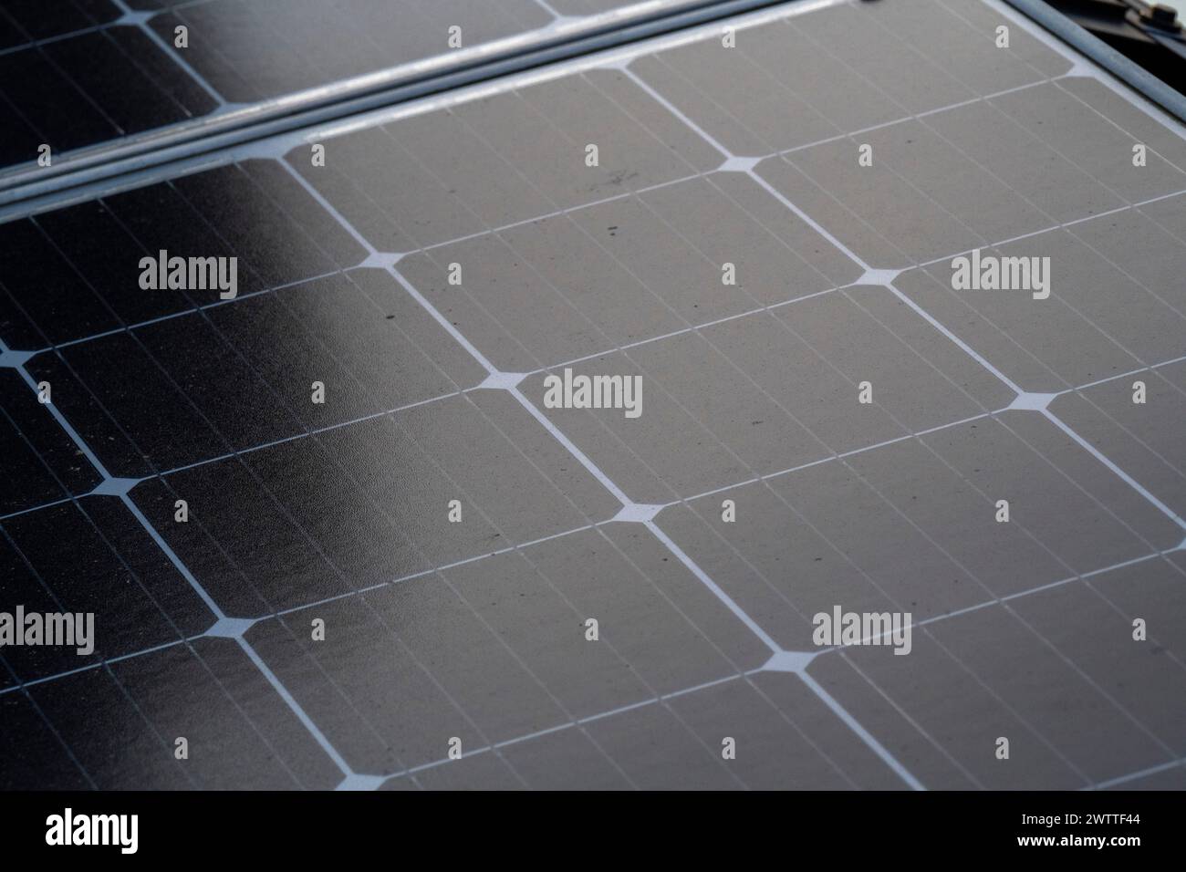 Moderne Sonnenkollektoren, die das Wesen nachhaltiger Energie erfassen Stockfoto