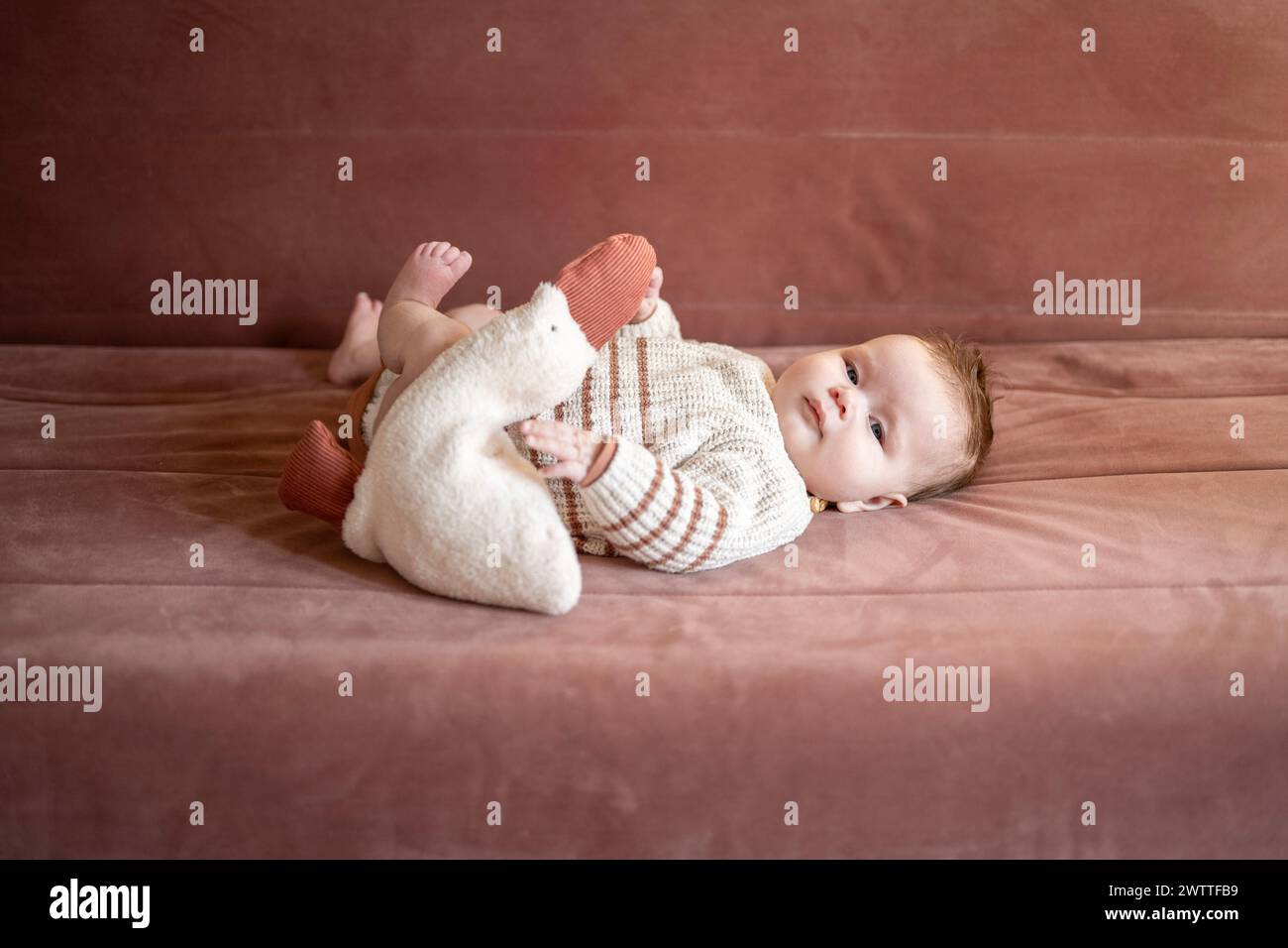 Der beruhigende Moment Ihres Babys mit einem Kuscheltier Stockfoto