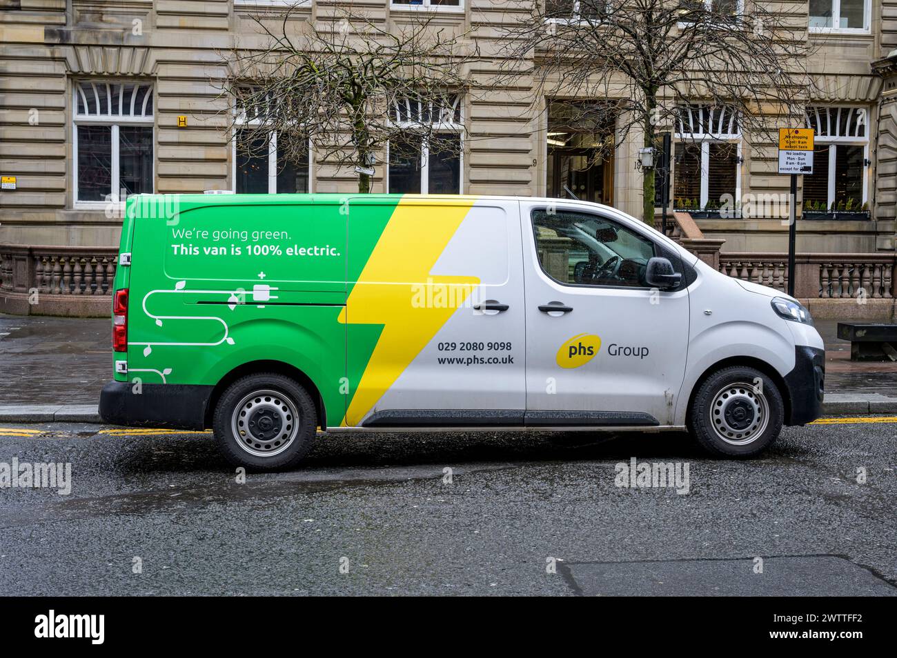 Elektrobus parkt im Stadtzentrum von Glasgow, Schottland, Großbritannien, Europa Stockfoto