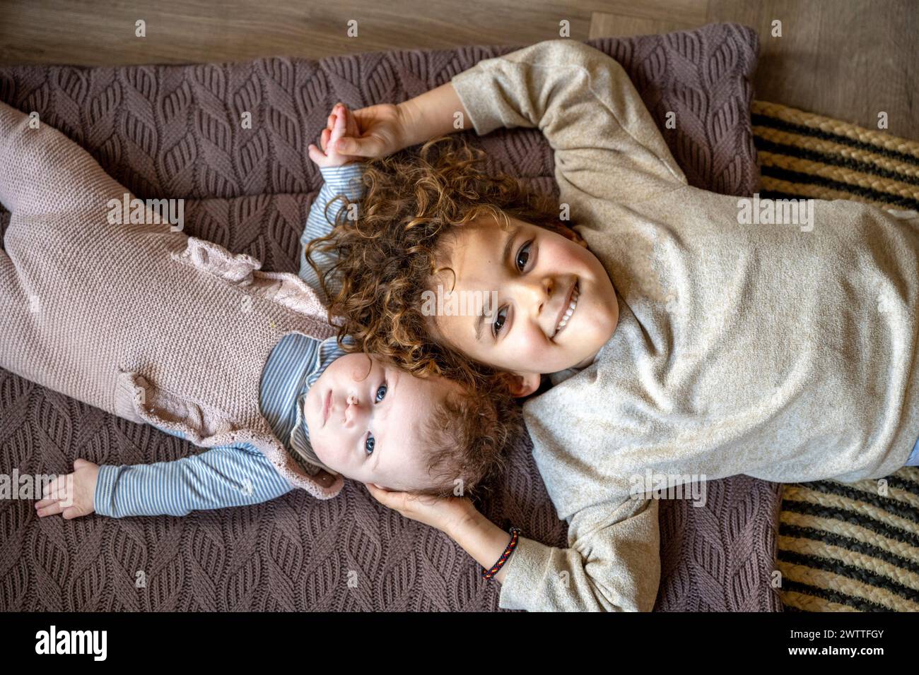 Zwei Geschwister genießen eine gemütliche Zeit zu Hause Stockfoto