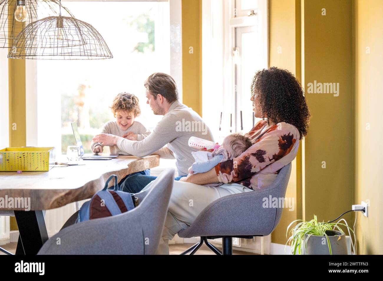 Familie genießt gemeinsame Zeit am Esstisch. Stockfoto