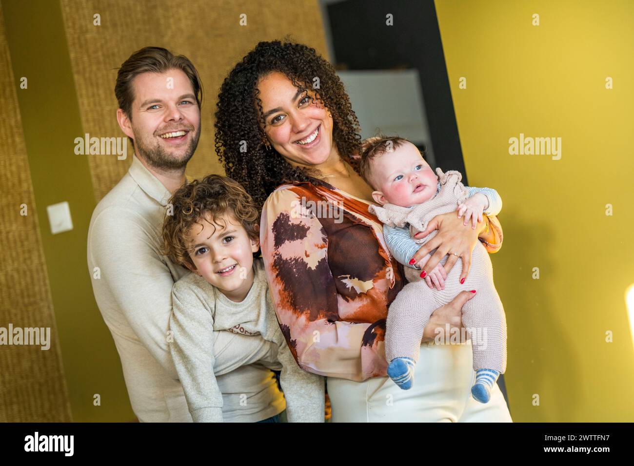 Eine glückliche Familie, die zu Hause einen fröhlichen Moment miteinander teilt. Stockfoto