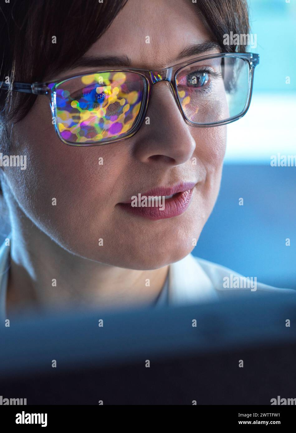 Weibliche STAMMWISSENSCHAFTLERIN mit künstlicher Intelligenz, um ein molekulares Modell einer chemischen Verbindung auf einem Computerbildschirm zu entwerfen. Stockfoto