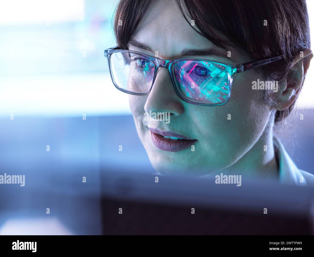 AI Engineering, weibliche MINT-Ingenieurin, die künstliche Intelligenz nutzt, um Mikroelektronik im Labor zu entwerfen. Stockfoto