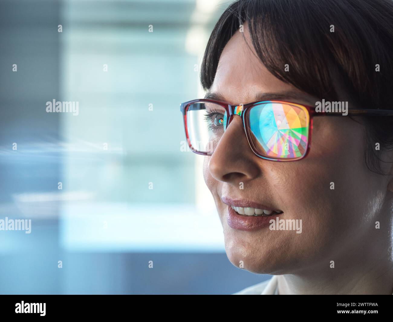 Professionelle Frauen entwerfen ein Tortendiagramm auf einem Computer, um Unternehmensstatistiken zu veranschaulichen. Stockfoto