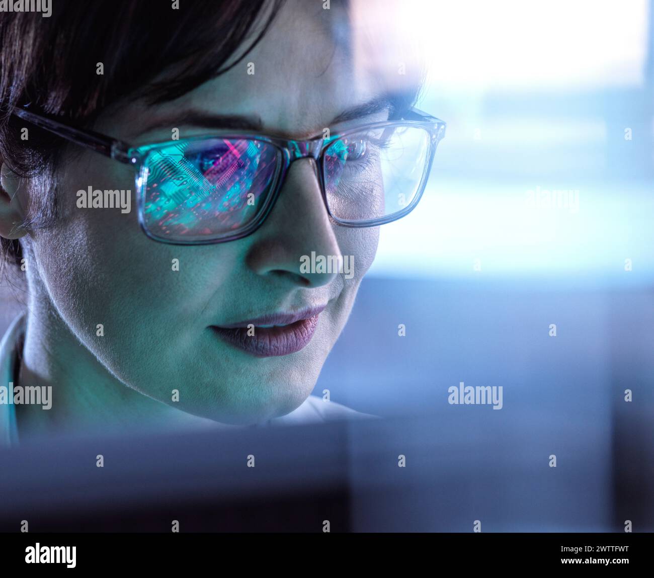AI Engineering, weibliche MINT-Ingenieurin, die künstliche Intelligenz nutzt, um Mikroelektronik im Labor zu entwerfen. Stockfoto