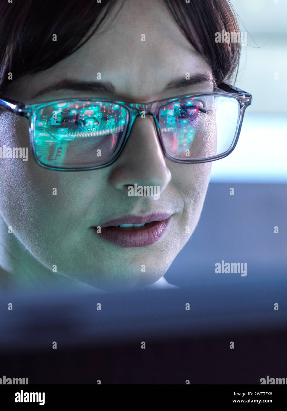 AI Engineering, weibliche MINT-Ingenieurin, die künstliche Intelligenz nutzt, um Mikroelektronik im Labor zu entwerfen. Stockfoto