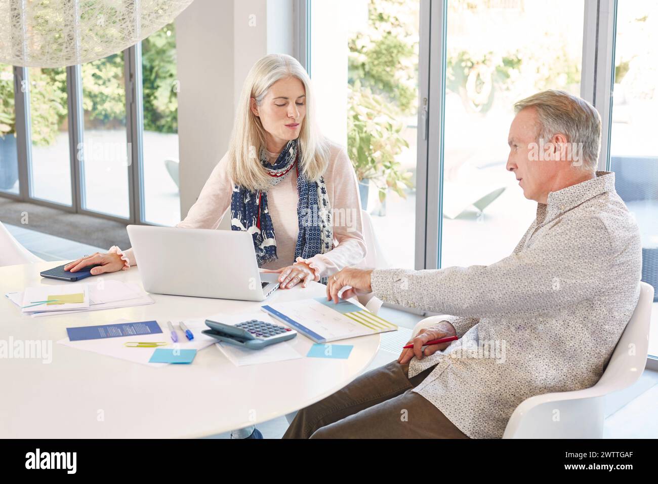 Zwei Profis arbeiten zusammen an einem weißen Tisch Stockfoto