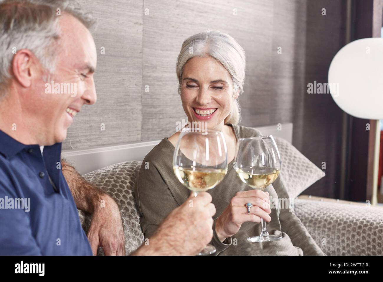 Zwei Erwachsene genießen einen Toast mit Weingläsern. Stockfoto
