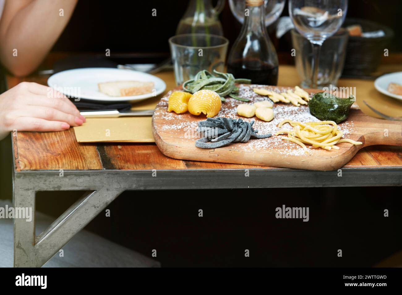 Verschiedene Nudeln auf einem Holzbrett Stockfoto