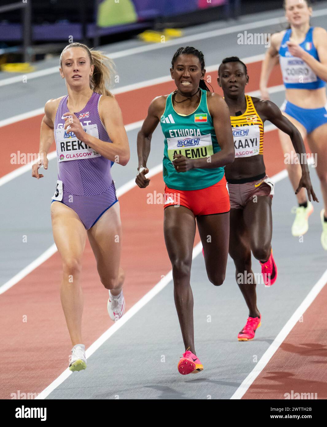 Jemma Reekie aus Großbritannien und Habitam Alemu aus Äthiopien traten bei den 800-m-Läufen der Frauen bei den Leichtathletik-Hallenweltmeisterschaften in Emirates an Stockfoto