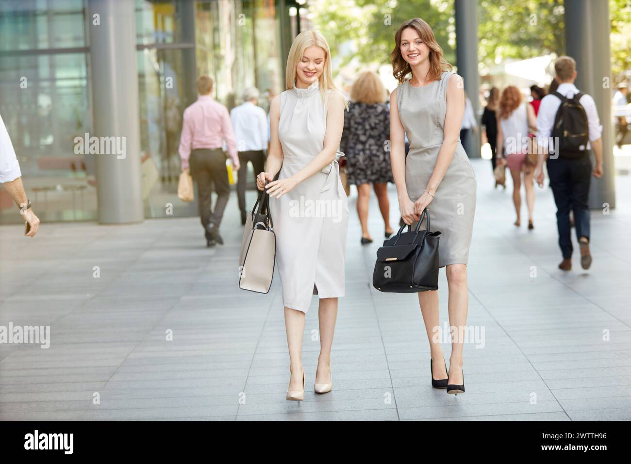 Zwei Frauen, die in einer städtischen Umgebung spazieren gehen Stockfoto