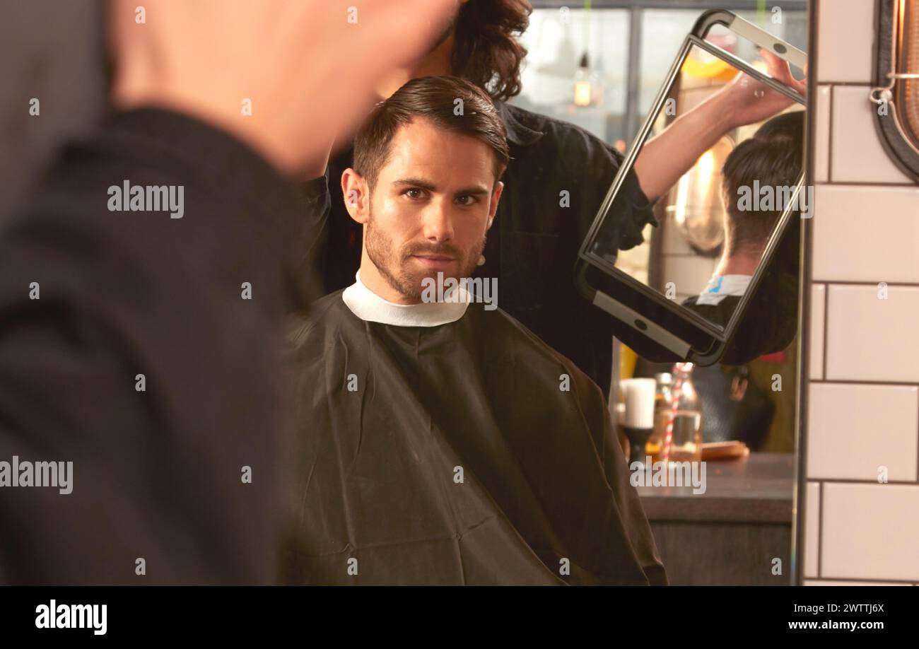 Mann immer einen Haarschnitt bei einem Friseur Stockfoto