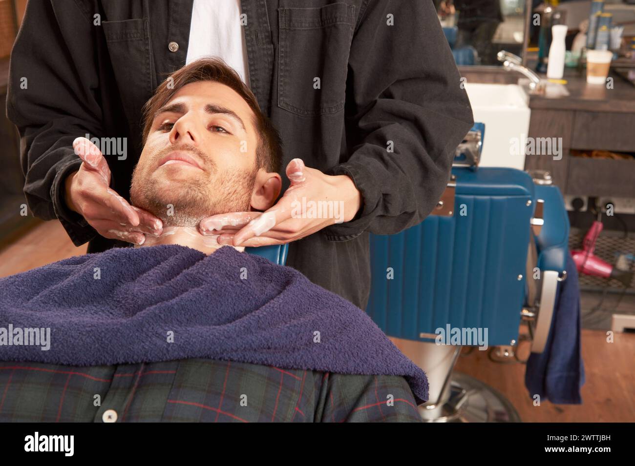 Mann, der sich in einem Friseur rasiert Stockfoto