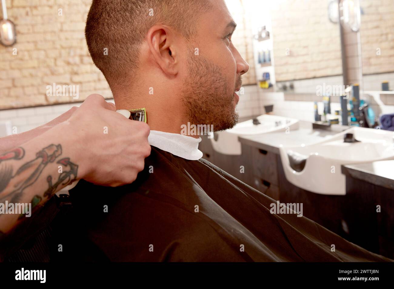 Ein Mann, der sich in einem Friseur frisiert Stockfoto