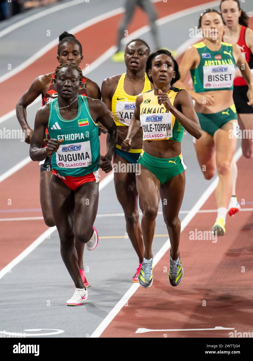 Tsige Duguma aus Äthiopien und Natoya Goule-Toppin aus Jamaika traten bei den 800-m-Läufen der Frauen bei den Leichtathletik-Hallenweltmeisterschaften in Emirates an Stockfoto