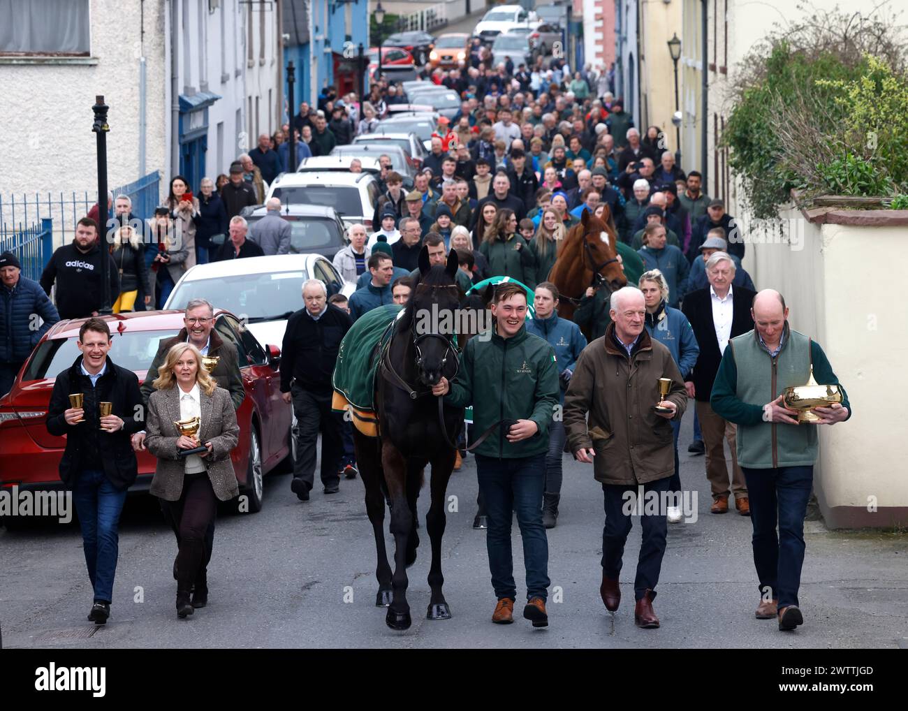 Jockey Paul Townend, Besitzer Audrey Turley, 2024 Boodles Cheltenham Gold Cup Gewinner Galopin des Champs, Bräutigam Adam Connolly, Trainer Willie Mullins und Besitzer Greg Turley (links-rechts) führen die Parade der Boodles Cheltenham Gold Cup 2024 Gewinner durch Leighlinbridge, Irland. Bilddatum: Dienstag, 19. März 2024. Stockfoto