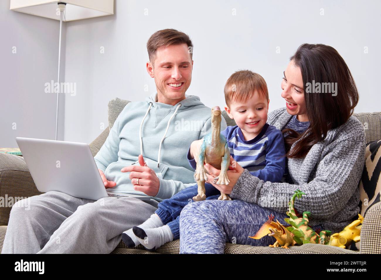 Familie genießt Zeit mit Spielzeug und Laptop Stockfoto