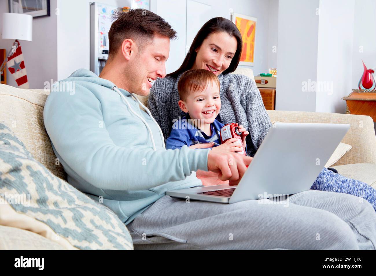 Familie genießt Zeit mit einem Laptop Stockfoto