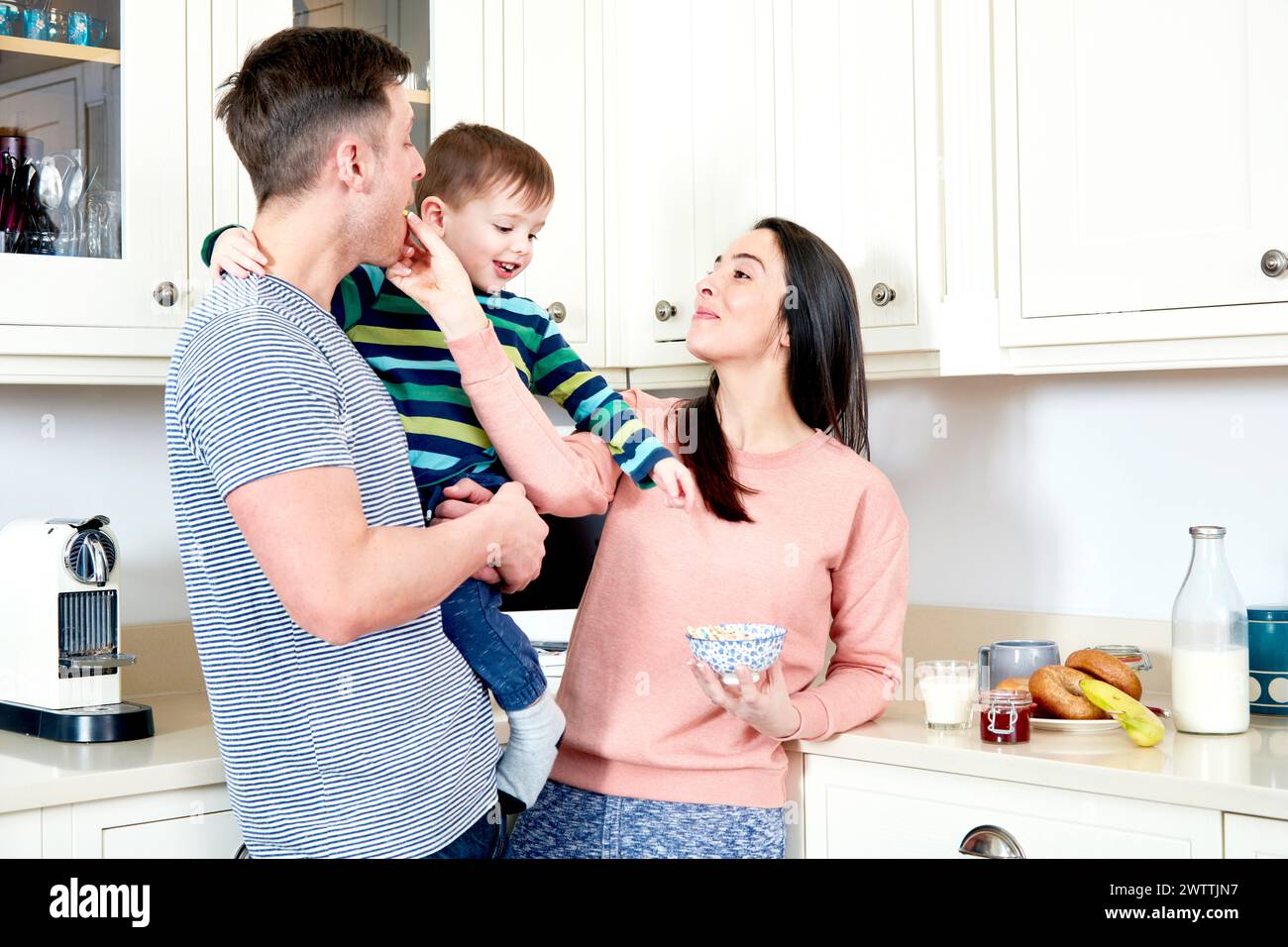 Familie genießt gemeinsame Zeit in der Küche Stockfoto