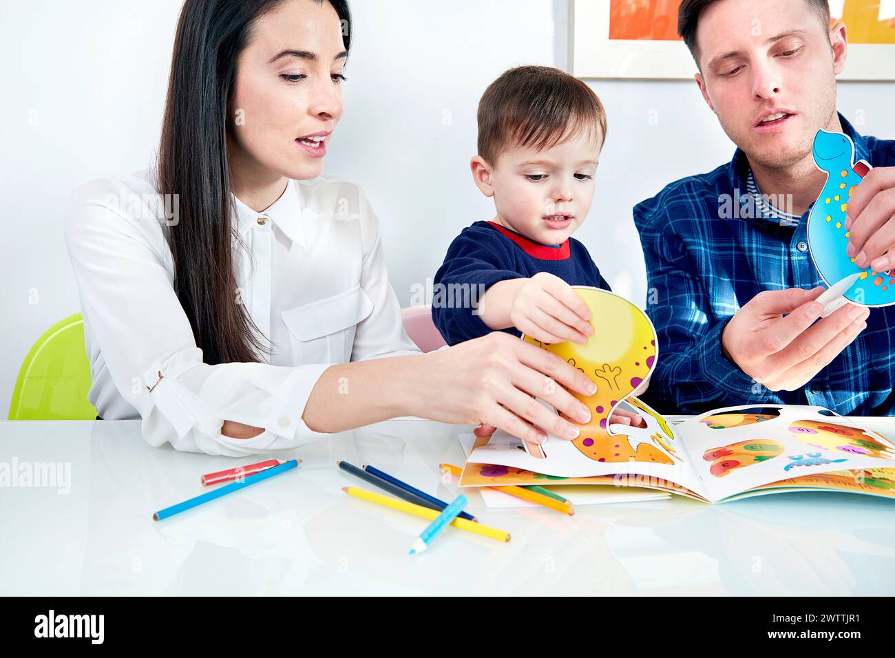 Familie genießt Zeit zusammen mit einem Kinderbuch Stockfoto