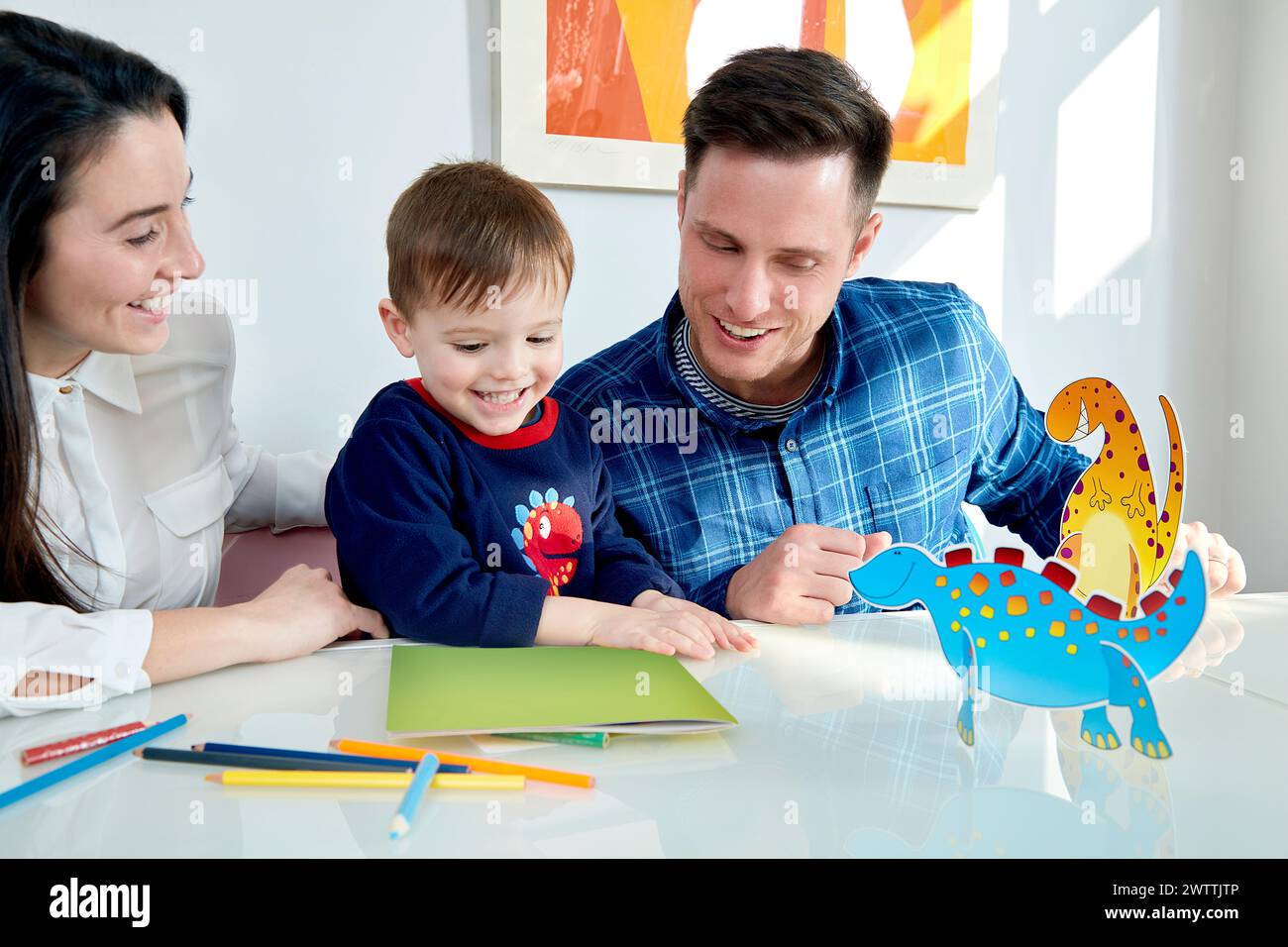 Familie genießt gemeinsam ein Pop-up-Buch. Stockfoto