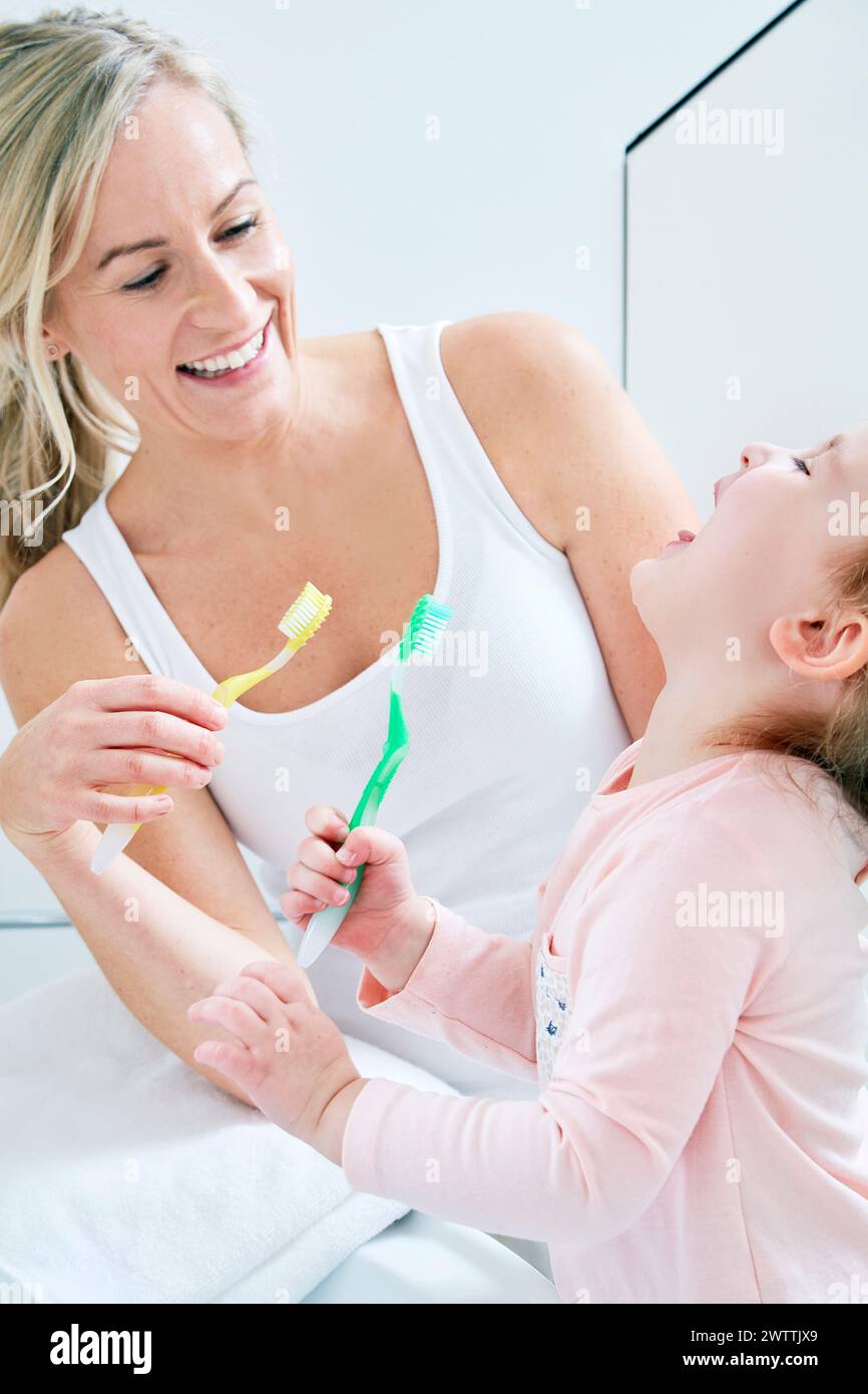 Mutter und Tochter putzen die Zähne zusammen Stockfoto