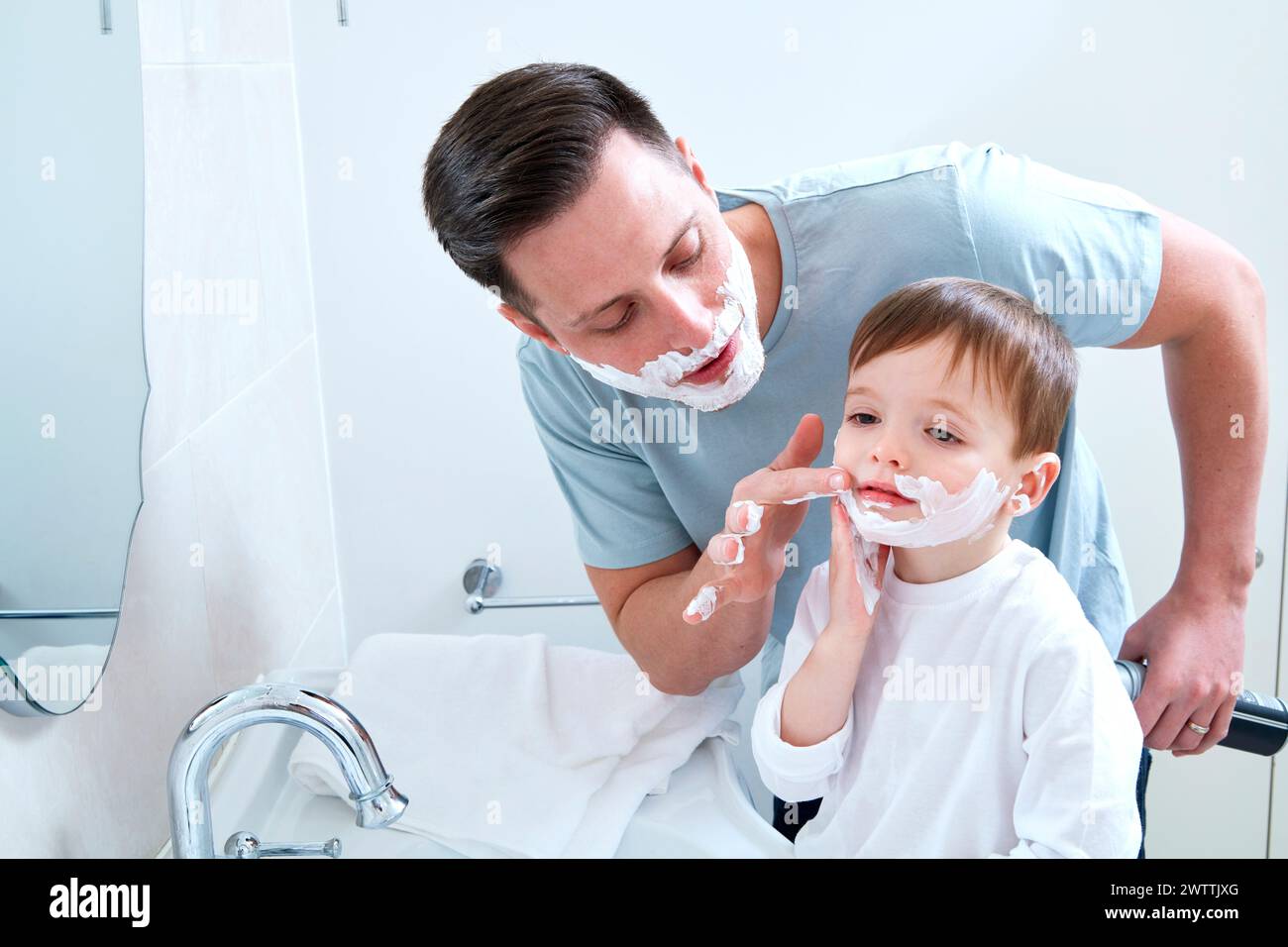 Vater und Sohn rasieren zusammen im Badezimmer Stockfoto