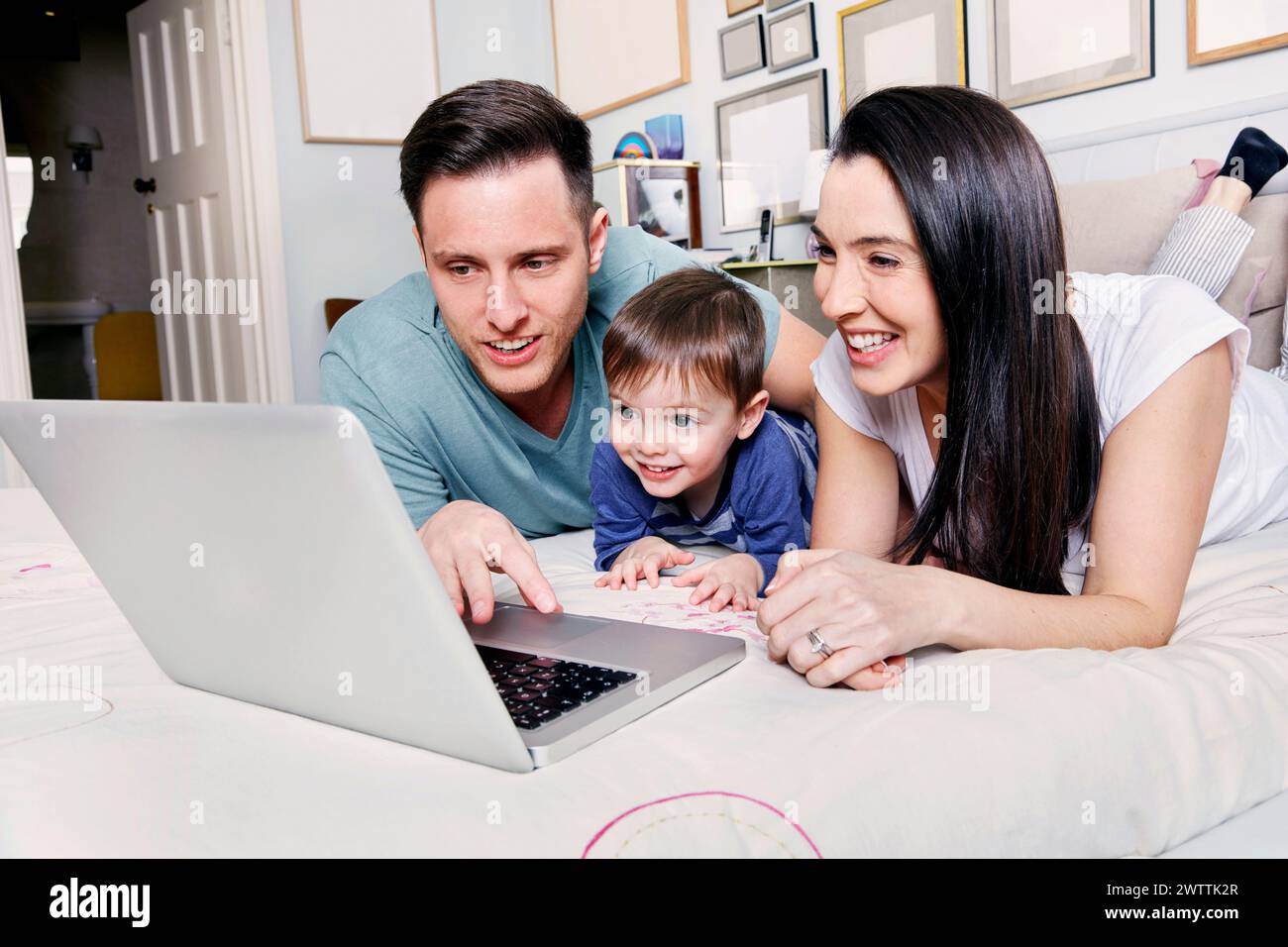 Familie mit einem Laptop zusammen Stockfoto