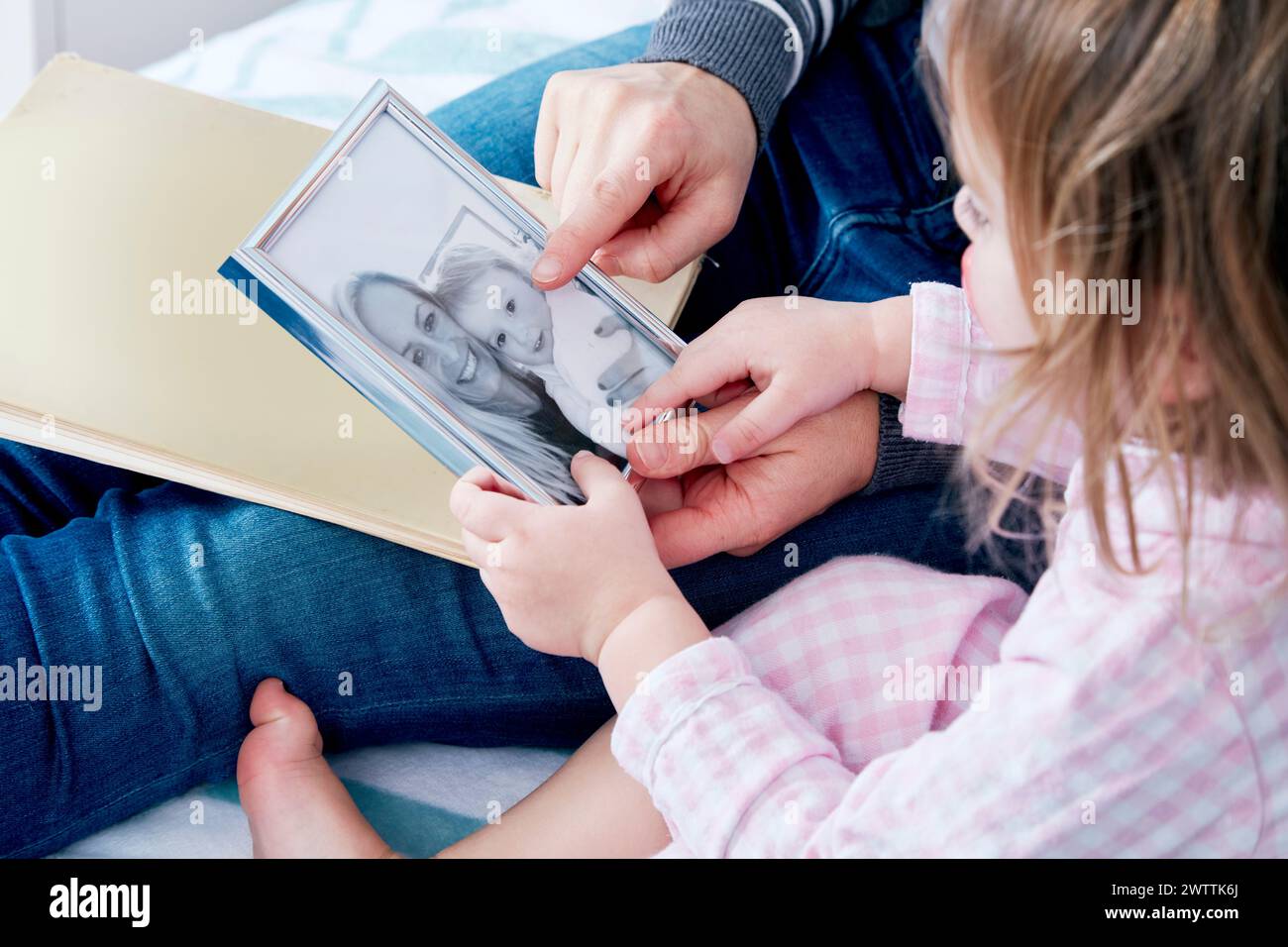 Kind, das ein Foto in einem Album ansieht Stockfoto