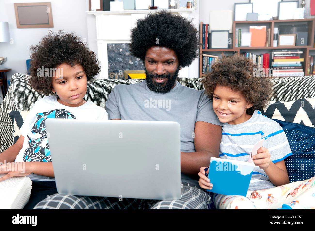 Familie genießt Zeit mit einem Laptop Stockfoto