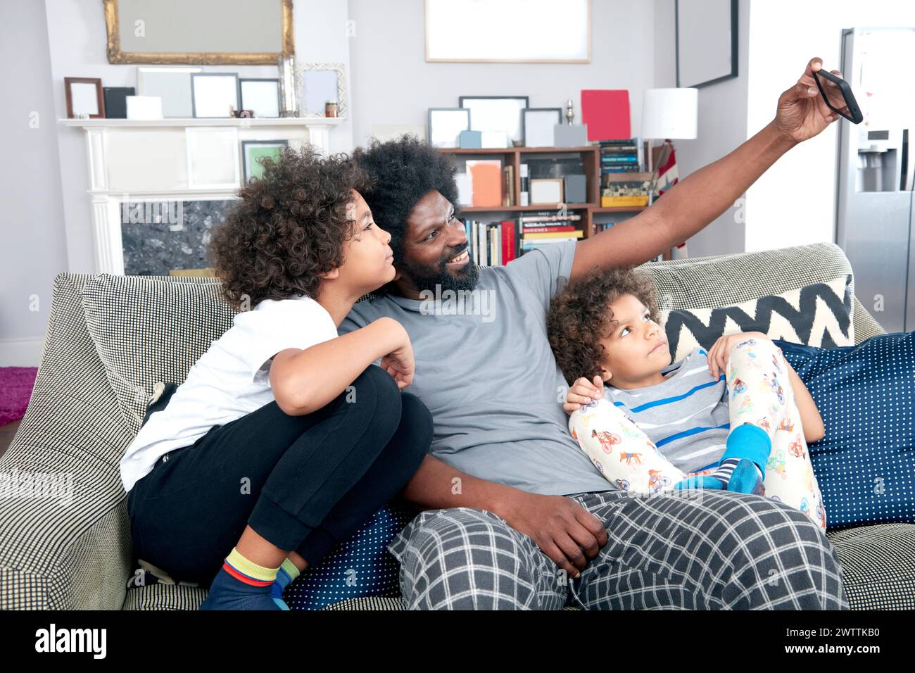 Die Familie macht ein Selfie auf der Couch. Stockfoto