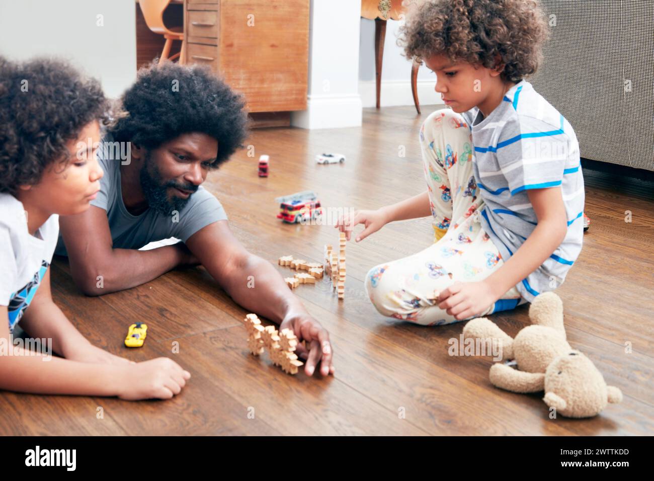 Familie spielt mit Blöcken auf dem Boden Stockfoto