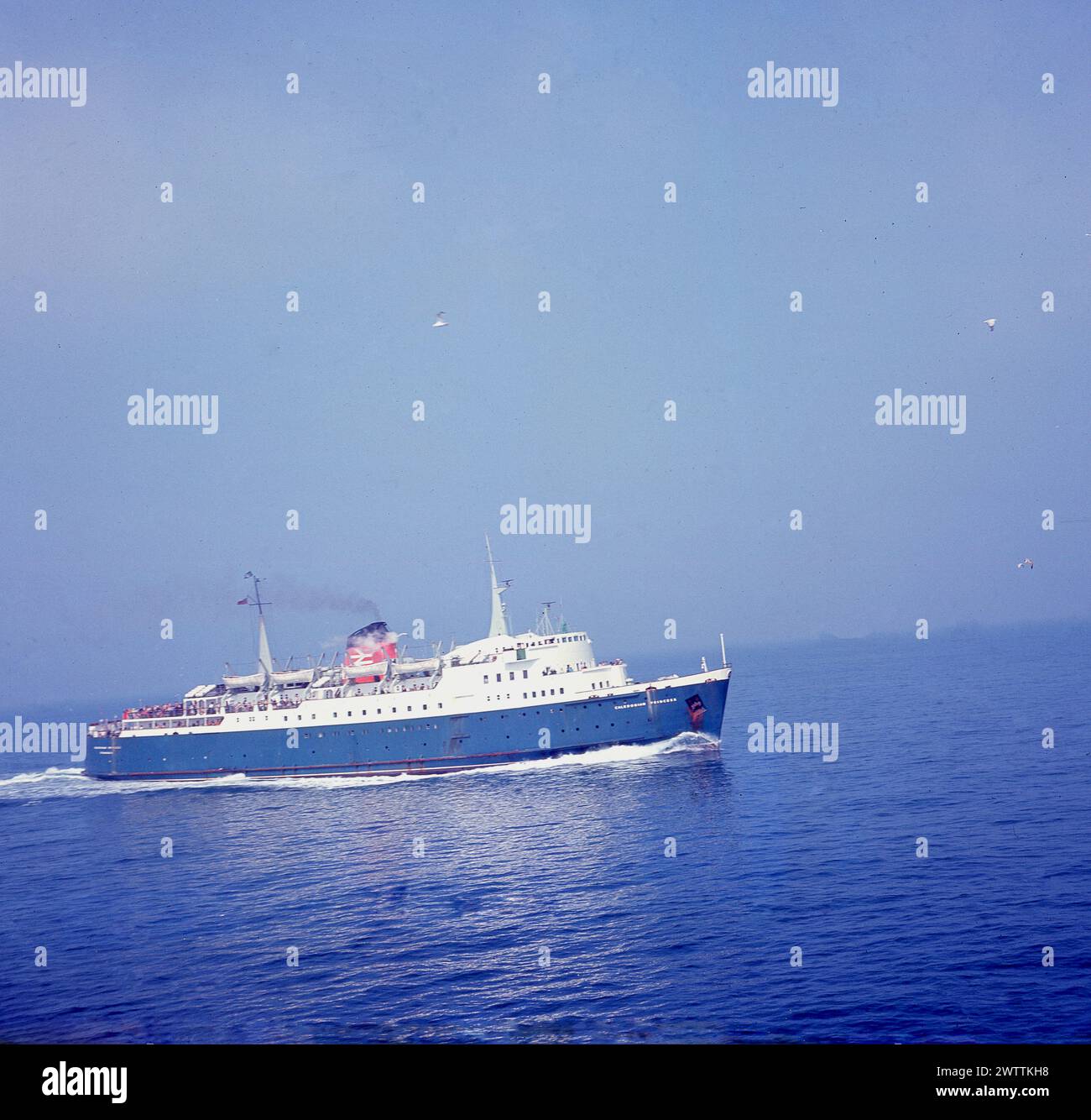 1969, historisch, die Fishguard-Rosslare Autofähre, die Caledonische Prinzessin auf See. Die Hauptverbindung der Fährverbindung von Fishguard in Wales nach Rosslare in Südirien, die von British Rail betrieben wird, war Fishguard in Wales nach Rosslare in Südirien, die Hauptstrecke Fishguard in Pembrokeshire, Wales nach Rosslare in Südirien, wurde aber auf anderen Strecken in Schottland betrieben. England und die Kanalinseln. 1961 von William Denny und Brothers erbaut, erwarb die British Railways die Fähre 1963 von der Caledonian Steam Packet Company. 1981 wurde der Dienst eingestellt. Stockfoto