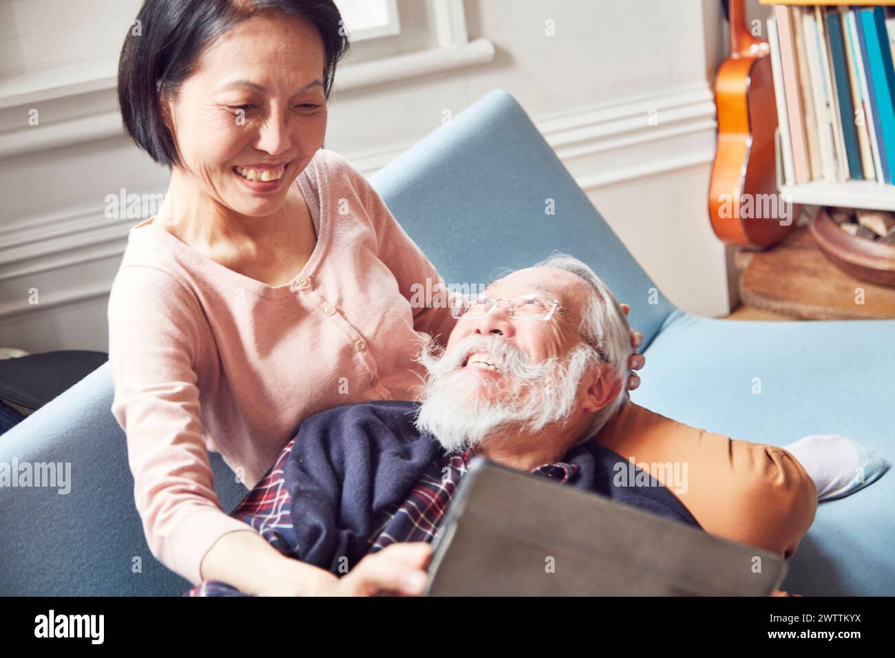 Ein älterer Mann, der sich mit einer Frau an seiner Seite entspannt Stockfoto