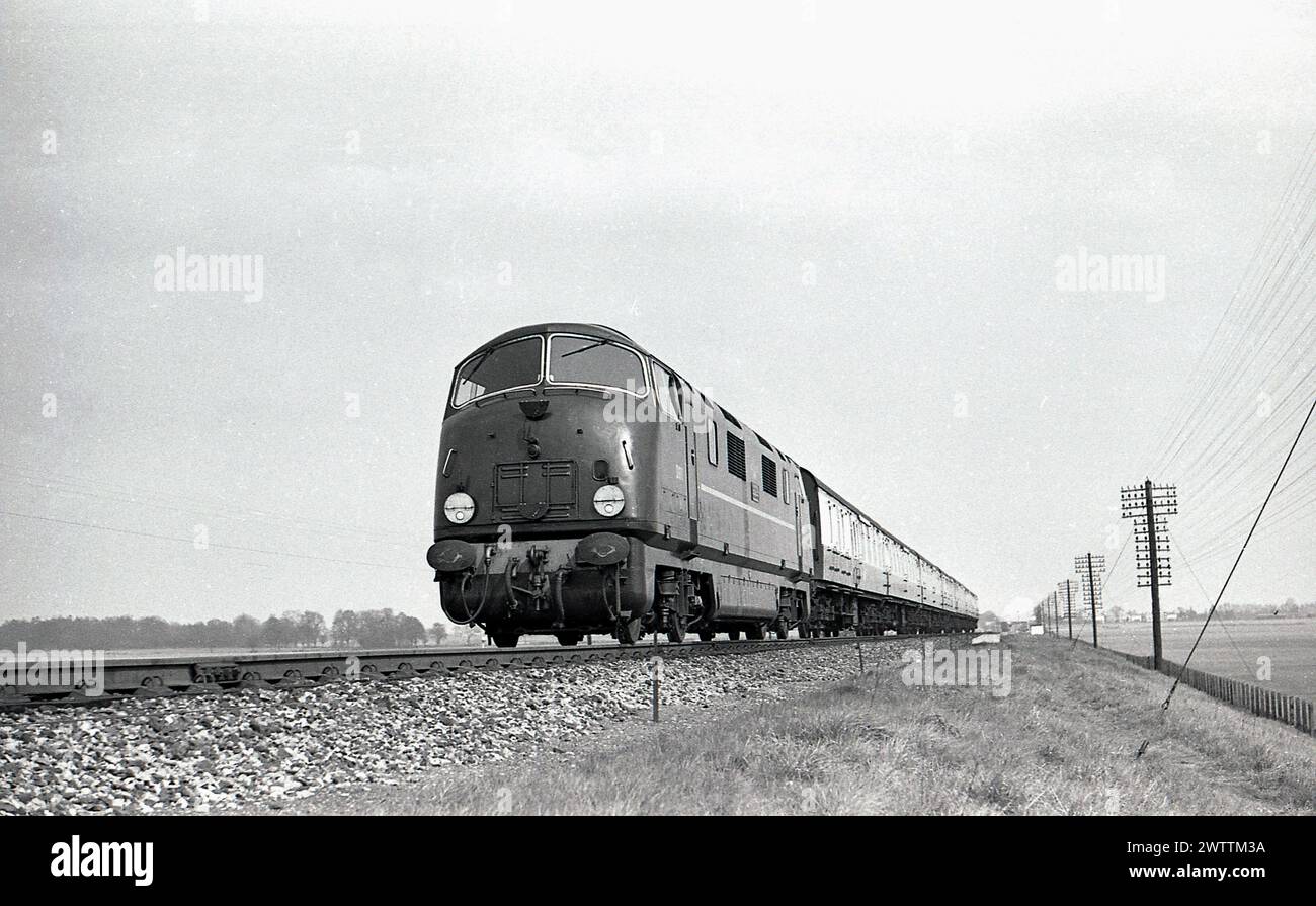 1960er Jahre, historisch, ein dieselbetriebener Zug mit Wagen auf einer Schiene, Western Region, England, Großbritannien. Stockfoto