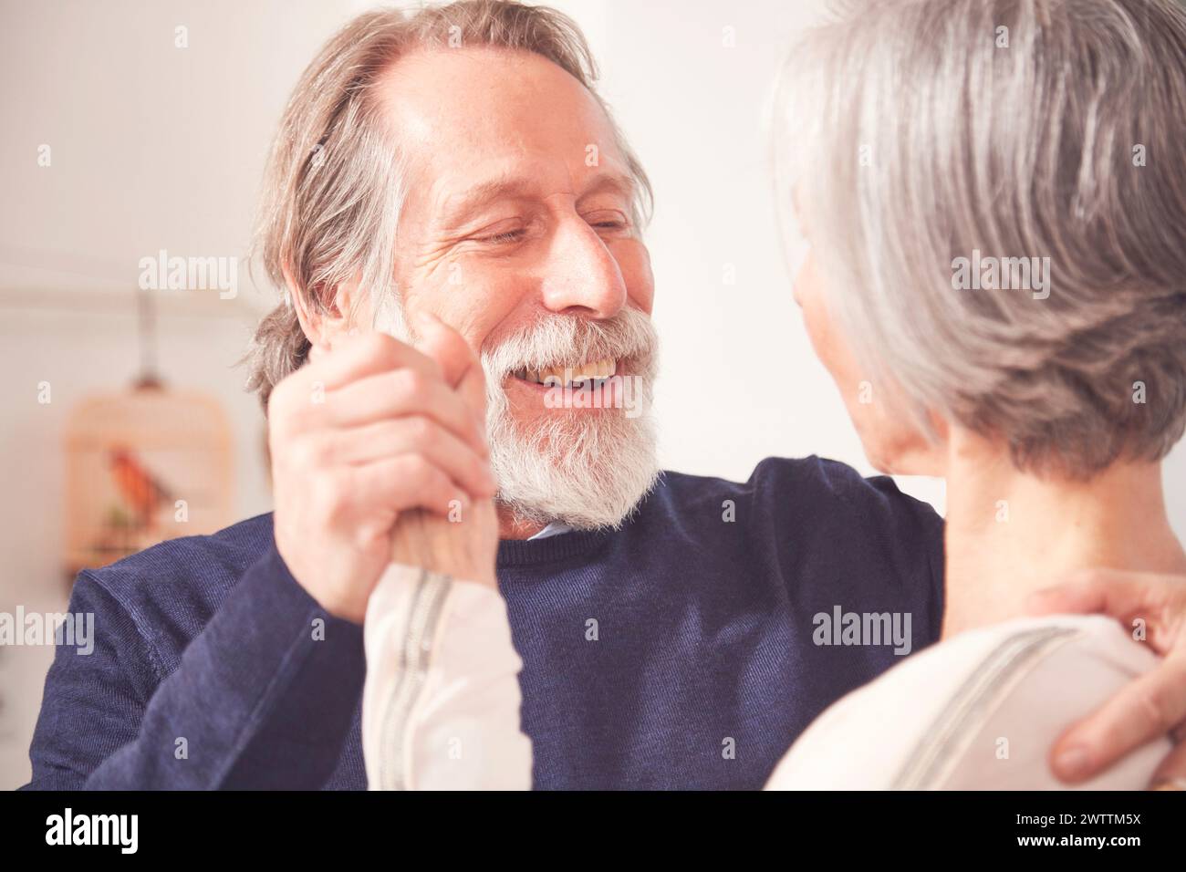 Ein älteres Paar teilt einen zärtlichen Moment. Stockfoto