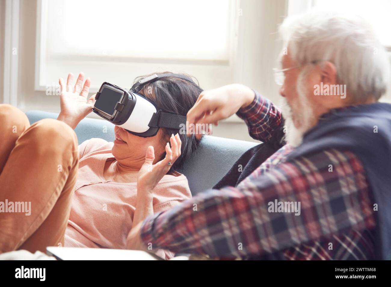 Frau mit VR-Headset und Mann neben ihr Stockfoto