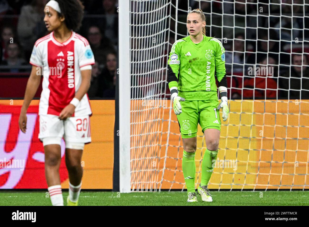 AMSTERDAM - Torhüterin Regina van Eijk ist enttäuscht über das Ergebnis 0-2 beim Viertelfinale der UEFA Champions League zwischen Ajax und Chelsea FC in der Johan Cruijff Arena am 19. März 2024 in Amsterdam. ANP GERRIT VAN KÖLN Stockfoto