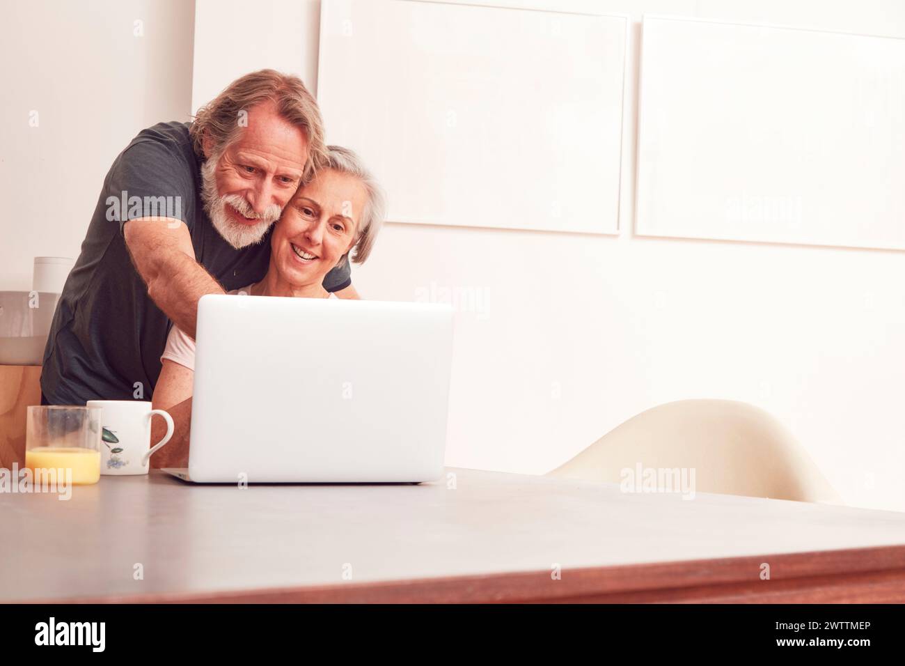 Älteres Paar mit Laptop zu Hause Stockfoto