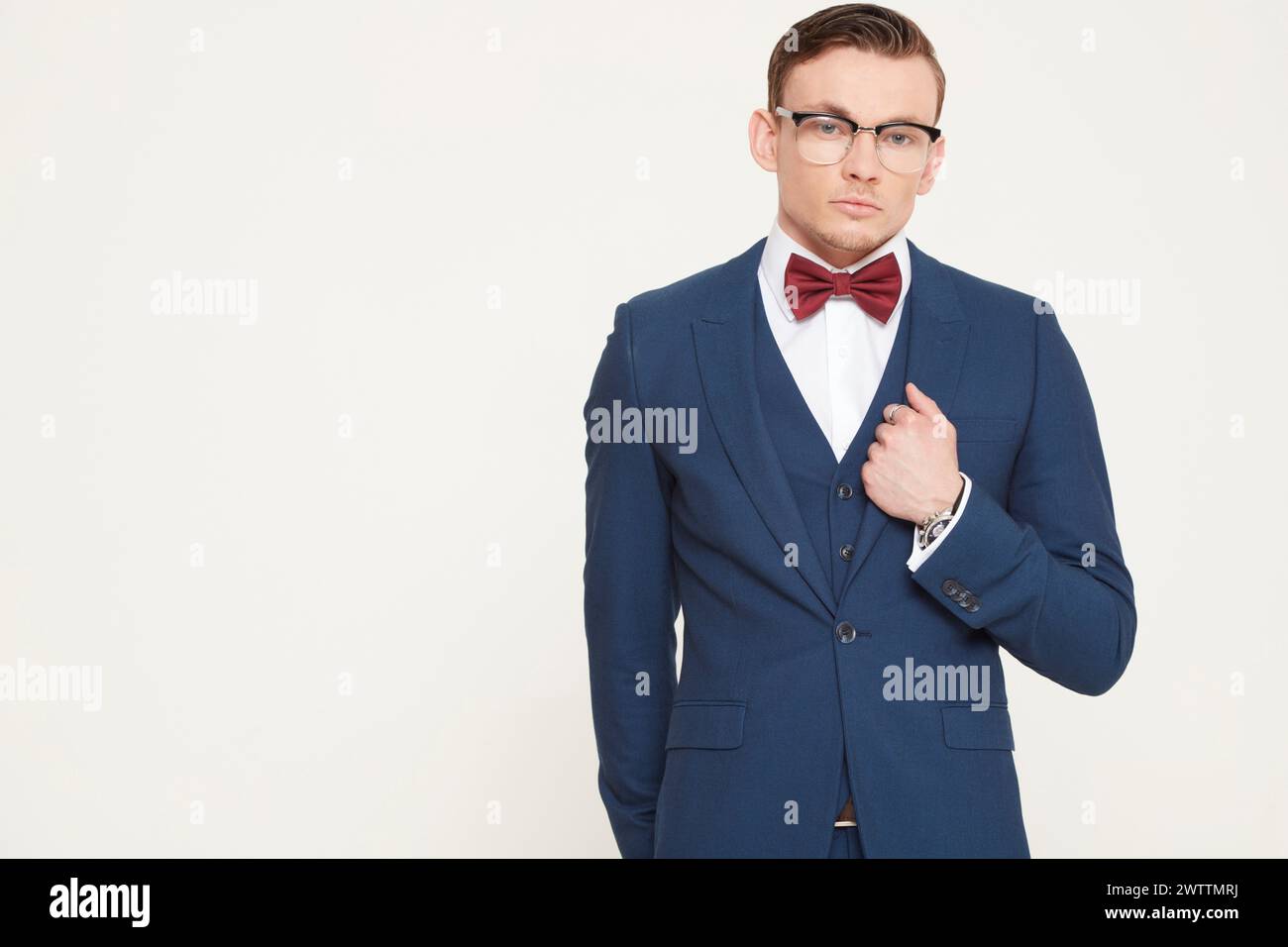 Mann in blauem Anzug und roter Fliege Stockfoto